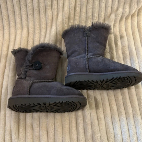 UGG - Classic Bailey Button Boots. Size 9 - Picture 2 of 8
